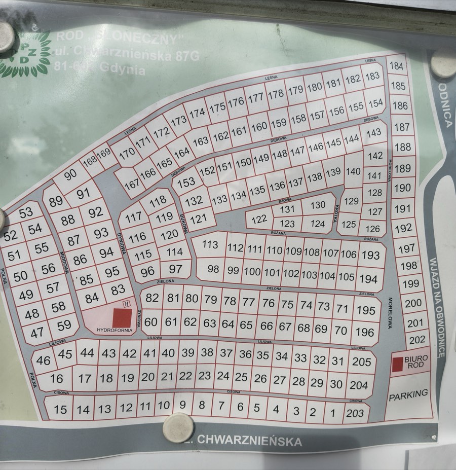 Plan ROD „Słoneczny”: 201 działek ponumerowanych od 1 do 205, ułożonych wzdłuż alejek Cisowej, Liliowej, Zielonej, Różanej, Dębowej, Leśnej, Morelowej, Bukowej, Bzowej, Krótkiej, Dyniowej, Miodowej i Polnej. Od południa ogród zamyka ulica Chwarznieńska, od wschodu wjazd na obwodnicę. Przy południowo-wschodnim narożniku biuro ROD i parking, pośrodku zachodniej części hydrofornia.